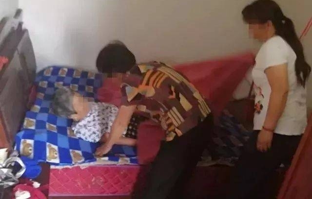 ���ذ�Ѯ��ĸ�Բ��ڴ��м��ѻ� һ����Ůչ��������ս��