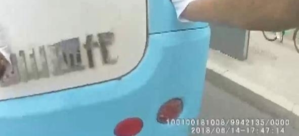 十吨重公交车抛锚 辅警小哥竟徒手推到安全地带