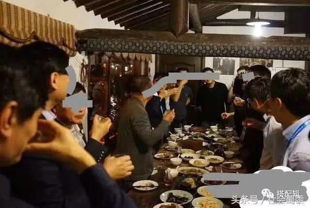 老板请客户吃饭,实习生一屁股坐在左边,客户:隔天你会被炒鱿鱼