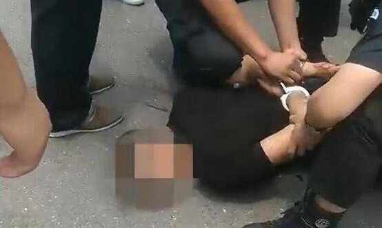 蠢哭了:持两把菜刀抢银行