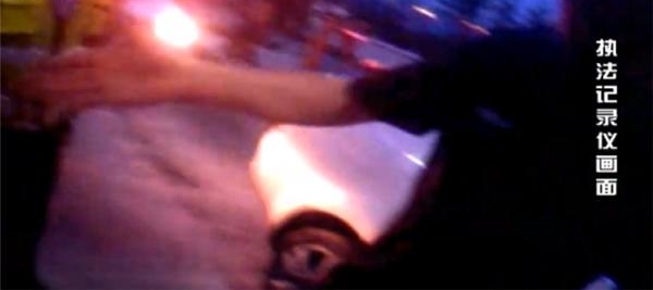 司机高速醉驾硬闯收费站 被捕后高歌“伤不起”