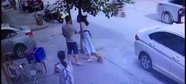 嚣张!少女街头被陌生人调戏,斥责后又遭掌掴