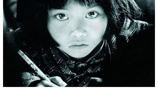 26年前,大眼睛女孩照片震撼多少人,如今当了妈还是银行副书记