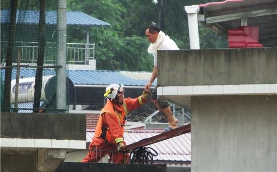 强降雨导致贵州麻江县数十名群众被困孤岛 消防员迅速开展救援