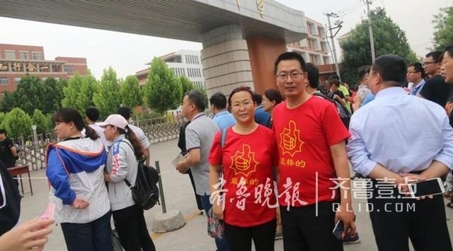 高考首日,一家三口穿亲子装,为考生加油助威