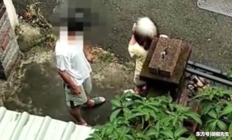 男子照顾痴呆老母亲,邻居看到门前发生的一幕,随后报了警