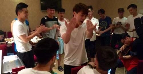 同学聚会,差生散烟没人抽,中途接一电话,同学们纷纷捡了起来