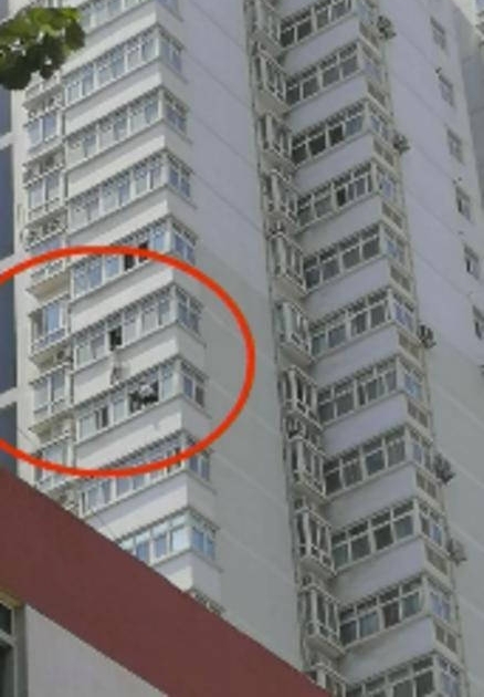 7岁女孩双手扒着窗台悬身21楼外民警抓住孩子胳膊的时候心跳加速