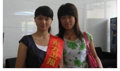 26年前,大眼睛女孩照片震撼多少人,如今当了妈还是银行副书记