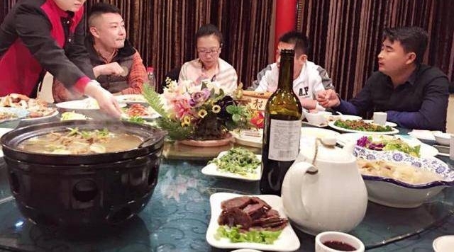 同学聚会一女子突然倒地猝死!有人淡定吃饭,网友:远离垃圾社交