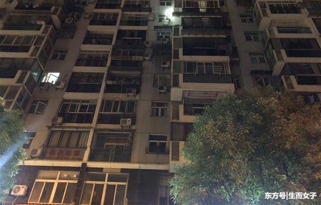 心真大!家长外出,女童夜晚爬到8楼外墙空调外机上!