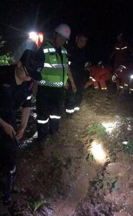 驴友探险坠落80米洞底 生死营救12小时