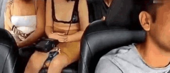 两男一女打车坐在后排,一女子居然将手伸进那里,车上监控拍下全过程