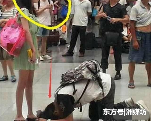 聚会上遇前女友, 酒劲上头令其后悔不及, 男子跪地: 原谅我