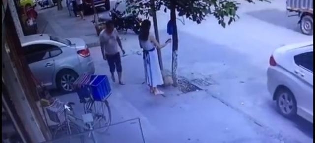 嚣张!少女街头被陌生人调戏,斥责后又遭掌掴
