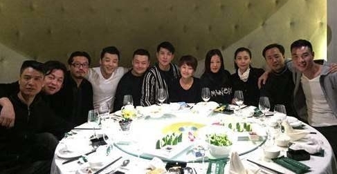 同学聚会,差生散烟没人抽,中途接一电话,同学们纷纷捡了起来