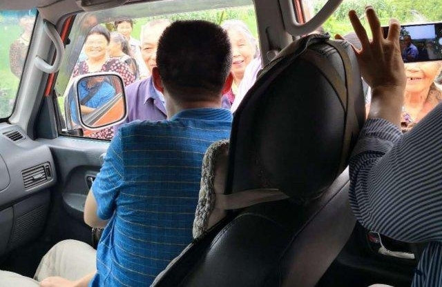 在习水县扶贫干部帮助下,务工离乡 20 年的她,终于回了趟家……