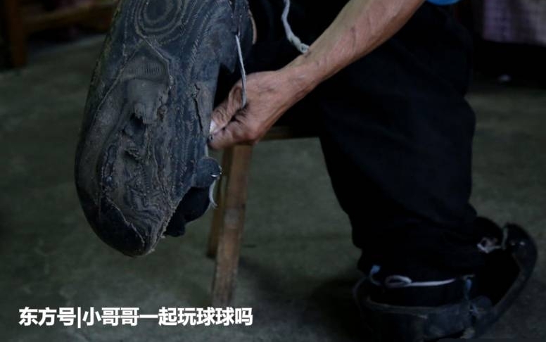直击:农村六旬无腿光棍老汉,轮胎皮当“鞋”跪行送快递三年