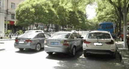 男子买一台新车,做了一举动让小区都知道 网友:每天看着你表演