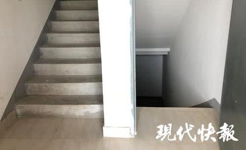 �ھӷ���ʾ�����߽�ֹ�˵��ݡ�����������̧����17��¥��