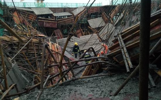 上海奉贤一工地发生模架坍塌事故 已致1死9伤