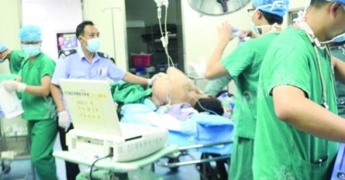 钢筋刺穿工人身体 消防临时“客串”做手术