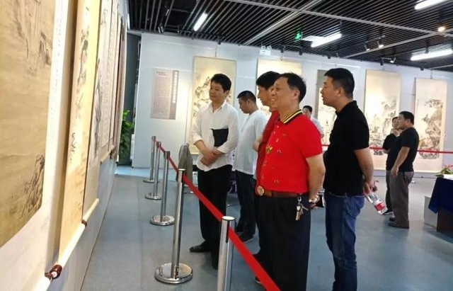 火爆的惠山区首届收藏品展落幕了,没看够?没看到?没关系,有下一次~