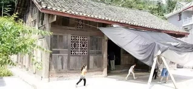 老汉独居30年,命不久矣才知住了一辈子的老屋竟是天价金丝楠!