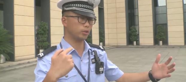 十吨重公交车抛锚 辅警小哥竟徒手推到安全地带