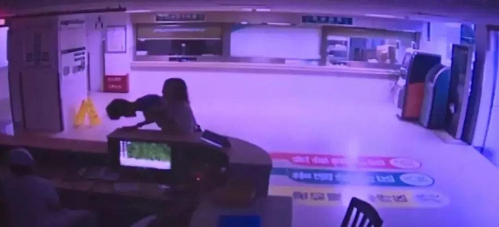 男子凌晨突然呕血,因为一整晚,他都在做这件事...