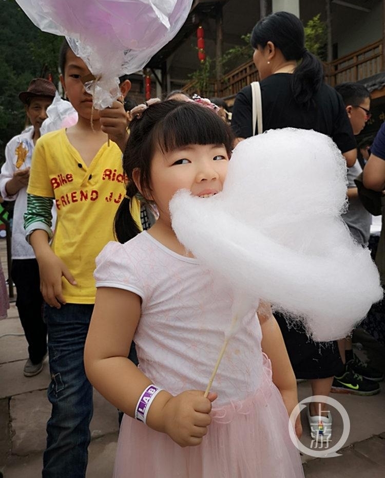 法国艺术家为重庆带来首个棉花糖森林