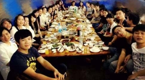 同学聚会,差生散烟没人抽,中途接一电话,同学们纷纷捡了起来