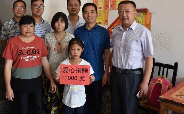 支教老师爱心资助 情暖白龙学校贫困学生