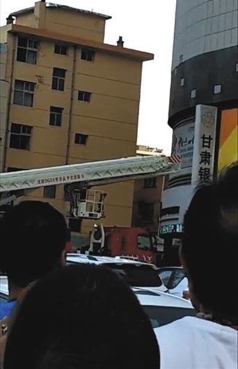 甘肃庆阳跳楼女孩父亲:不跟围观起哄者计较