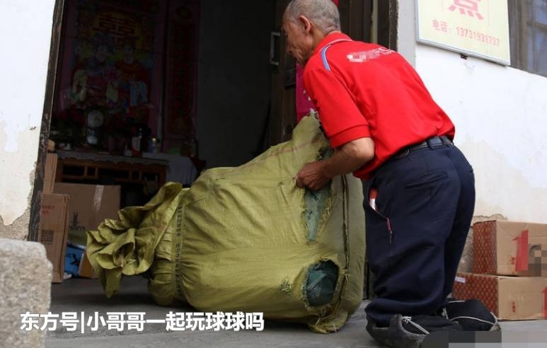 直击:农村六旬无腿光棍老汉,轮胎皮当“鞋”跪行送快递三年