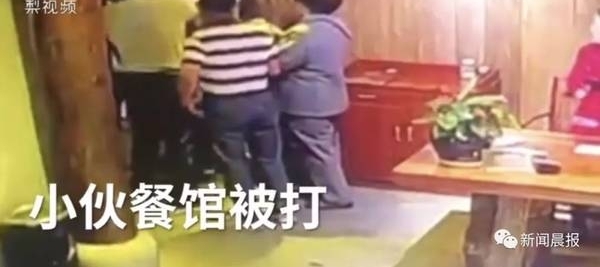 ���Ӻ�Ůͬ�³Է���ͻȻ��һİ�����˱������գ�һ�����࣬���ˡ�