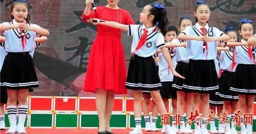 �ж���ѧ���� ��������У԰���������д�̨���㰲Сѧ�����ж�����չʾ�