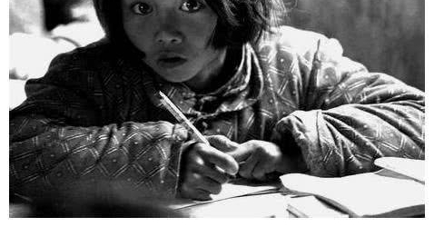 26年前,大眼睛女孩照片震撼多少人,如今当了妈还是银行副书记