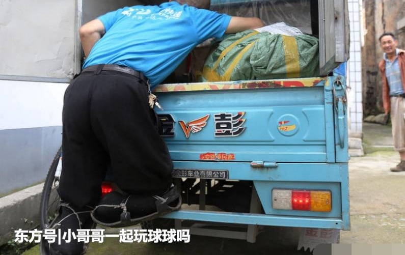 直击:农村六旬无腿光棍老汉,轮胎皮当“鞋”跪行送快递三年
