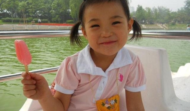 8岁女孩把盲人带倒,路人质疑家教,女孩:怎么了,我没有父母