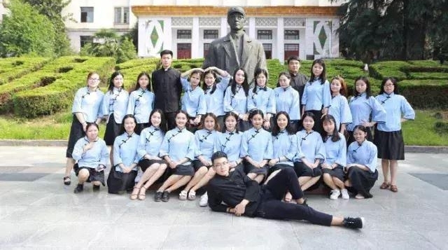 ѧѧ�Ⲩ���޵ĺ��ϸ�У��ҵ�գ������˾�û�еڶ��α�ҵ��