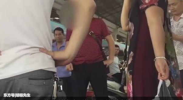 男子买鱼发现缺斤两 卖鱼老板砸称威胁