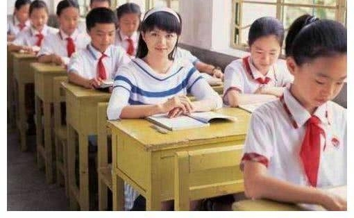 26年前,大眼睛女孩照片震撼多少人,如今当了妈还是银行副书记