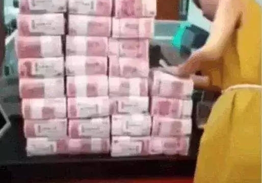 Ů��ȥ����ȡǮ,��������Ա������,�����������������˴���۾�