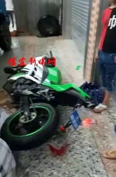 ����һĻ��ï��һ����Ħ�г�쭳���ײ����ʮ�ף�