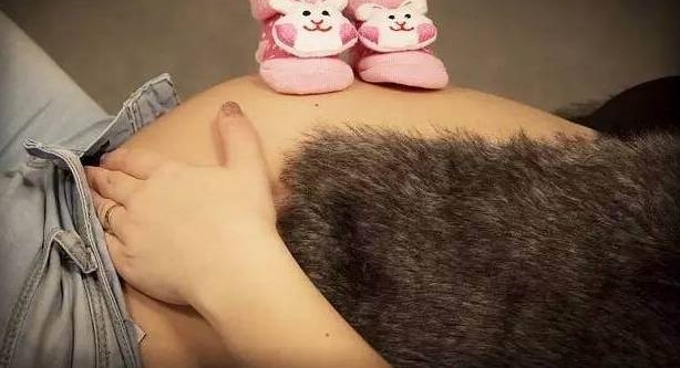 出生10天女婴肚子胀鼓鼓,医生开腹手术后又剖出两娃