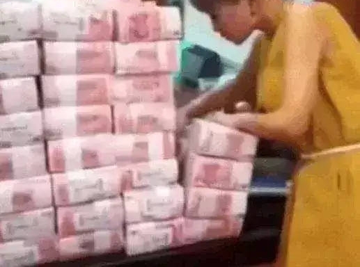 Ů��ȥ����ȡǮ,��������Ա������,�����������������˴���۾�