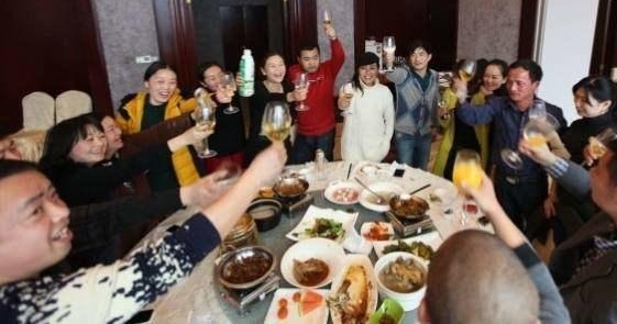 同学聚会,差生散烟没人抽,中途接一电话,同学们纷纷捡了起来