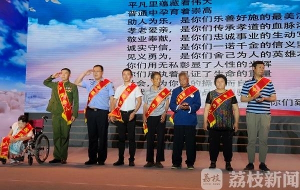 看!人间至爱 道德之星闪耀港闸上空