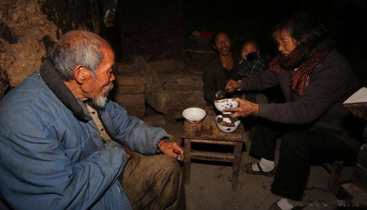 深山七旬老人,养一头猪为家人补身子,传宗接代已经很满足